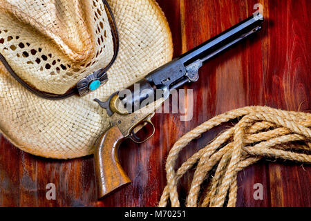 Vieux pistolet de cow-boy, chapeau de paille et de la corde. Banque D'Images