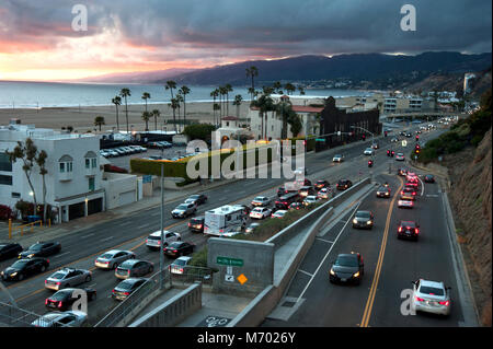 La pente de la Californie se joint à l'autoroute de la côte pacifique à Santa Monica au coucher du soleil. Banque D'Images