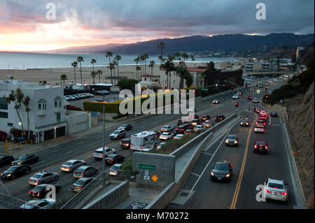 Coucher de soleil sur PCH et la pente de la Californie à Santa Monica, CA Banque D'Images