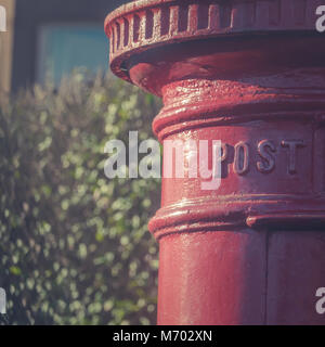 Victorian Red Letter Box pour Mail Collection dans une rue résidentielle au Royaume-Uni Banque D'Images