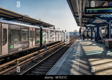 Berlin Treptow.Parc de Treptow S-Bahn Gare avec plate-forme, voies ferrées, ponts et personnes en attente d'un train. Transport réseau de banlieue de Berlin Banque D'Images