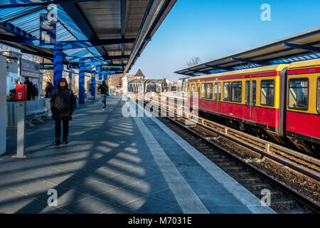 Berlin Treptow.Parc de Treptow S-Bahn Gare avec plate-forme, voies ferrées, ponts et personnes en attente d'un train. Transport réseau de banlieue de Berlin Banque D'Images