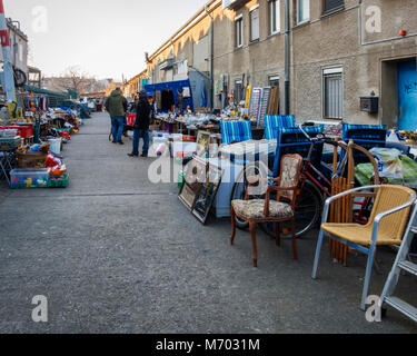 Treptow-Kopenick,Berlin. Marché aux puces à l'intérieur à l'arène. Vente Marché du week-end de biens de seconde main, des meubles et objets de collection Banque D'Images