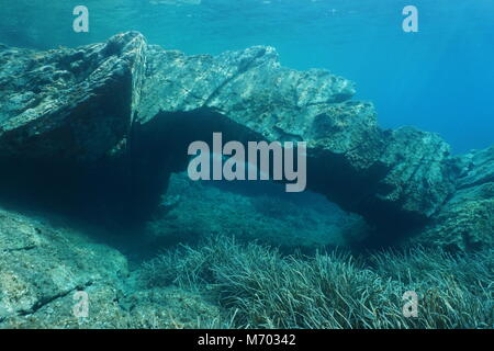 Une arche sous l'eau, rocher naturel formé sur le fond marin dans la mer Méditerranée, la Catalogne, Cap de Creus, Costa Brava, Espagne Banque D'Images