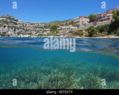 Ville de bord de mer en Espagne sur la Costa Brava et les herbiers sous-marins meadow et partagé au-dessus et au-dessous de la surface de l'eau, mer Méditerranée, Roses, Catalogne Banque D'Images