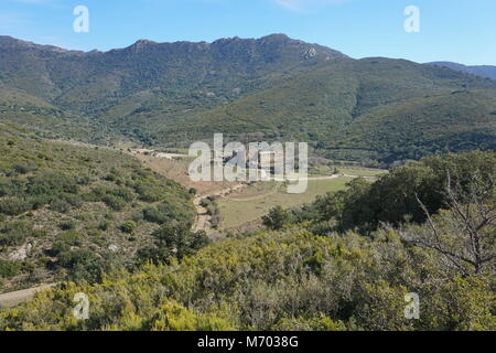 Paysage de l'Espagne, la vallée et monastère de Sant Quirze de Colera près de Rabos, Catalogne, Alt Emporda, Gérone Banque D'Images