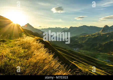Beau lever de soleil et montagne en couches des silhouettes en début de matinée. Alpes de Lechtal et d'Allgau, la Bavière et l'Autriche. Banque D'Images