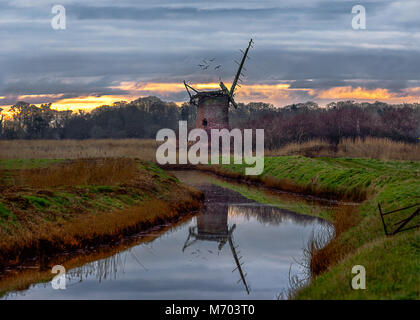 Brograve mill se trouve sur les Norfolk Broads et est laissé à l'abandon de nos jours. Banque D'Images