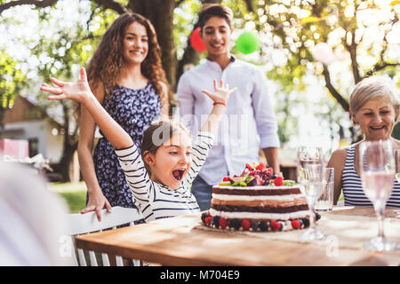 Fête de famille ou une garden-party à l'extérieur dans la cour. Banque D'Images