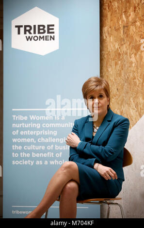 Premier ministre Nicola Sturgeon lors d'une visite à l'autre, étoffé de Portobello, Édimbourg, où elle a rencontré les femmes de la tribu d'entreprise sociale des femmes l'école à venir de la Journée internationale de la femme. Banque D'Images