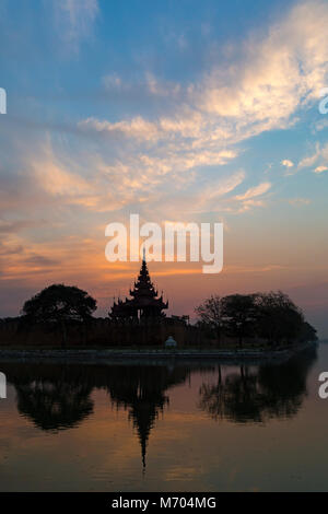 Douves bastion et mur de la ville de Mandalay Palais Royal au coucher du soleil avec la réflexion dans l'eau, Mandalay, Myanmar (Birmanie), l'Asie en février Banque D'Images