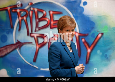 Premier ministre Nicola Sturgeon lors d'une visite à l'autre, étoffé de Portobello, Édimbourg, où elle a rencontré les femmes de la tribu d'entreprise sociale des femmes l'école à venir de la Journée internationale de la femme. Banque D'Images