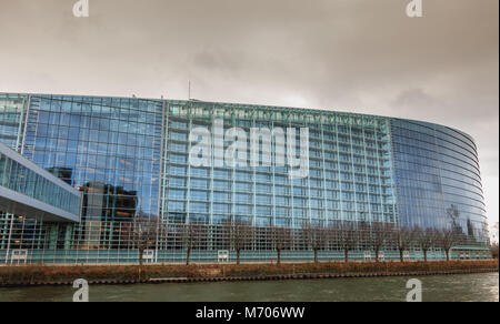 Strasbourg, France - 28 décembre 2017 : des détails architecturaux du bâtiment Louise-Weiss par une journée d'hiver, siège du Parlement de l'Union européenne Banque D'Images