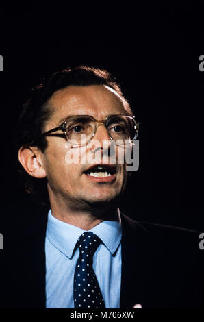 Conférence du parti conservateur à la Blackpool Winter Gardens 1985 Norman Fowler, Secrétaire d'État aux Services sociaux la conférence annuelle du parti conservateur à Blackpool avec Margaret Thatcher en tant que premier ministre et chef de parti Banque D'Images