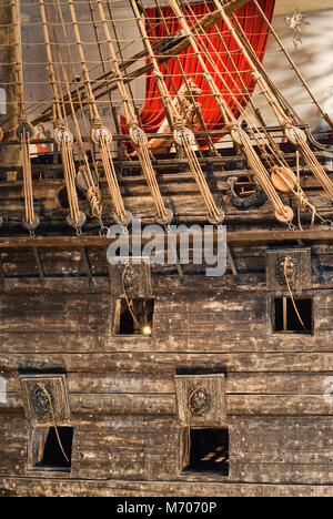 Détail de la navire Vasa (avec des trous pour les armes à feu) en musée Vasa (Vasamuseet), Djurgården, Stockholm, Suède Banque D'Images