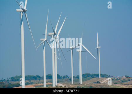 Éoliennes sous le ciel bleu. Éoliennes produisant de l'électricité. Banque D'Images