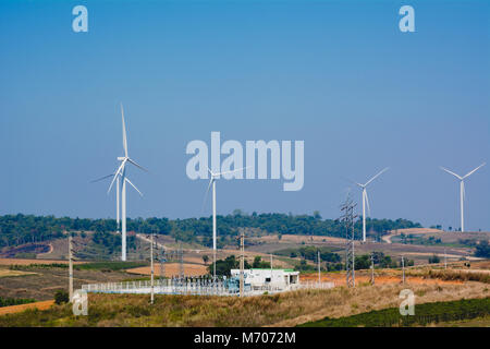 Éoliennes sous le ciel bleu. Éoliennes produisant de l'électricité. Banque D'Images