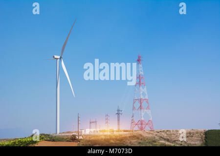 Éoliennes sous le ciel bleu. Éoliennes produisant de l'électricité. Banque D'Images