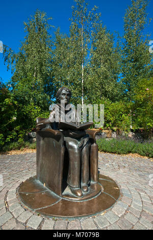 Statue d'Astrid Lindgren (célèbre auteur de livres pour enfants, y compris Fifi Brindacier) près du Musée Junibacken, Djurgården, Stockholm, Suède Banque D'Images