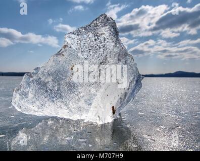 Lac gelé. L'étude des changements climatiques et météorologiques. Morceau de glace avec des reflets de lumière. Banque D'Images