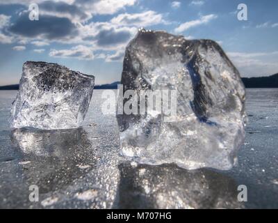 Shining la glace brisée. Il miroite joliment les rayons du soleil et l'éblouissement et la lumière joue Banque D'Images