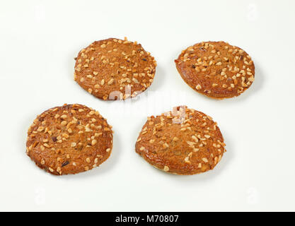 Quatre des cookies avec des noix hachées et les amandes sur fond blanc Banque D'Images