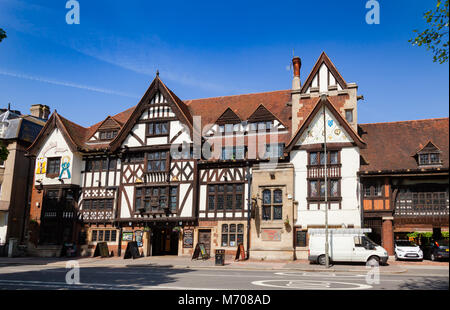 BRIGHTON, UK - Oct 5, 2013 : Mock Tudor extravagant édifice à pans de bois du Roi et Reine pub et hotel, également connu sous le nom de Ye Olde Roi et Reine le Mar Banque D'Images