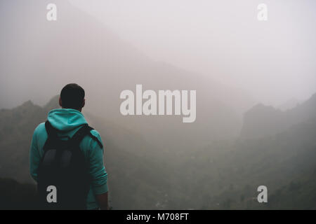 Traveler in hoodie en face du paysage rural avec des montagnes et le ravin de Paul Vallée. Santo Antao, l'île du Cap Vert. Moody look. Banque D'Images