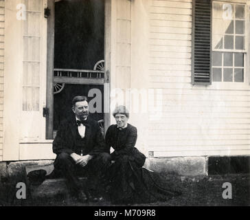 Photographie Ancienne vers 1905, couple âgé assis à l'avant l'étape de la chambre. L'emplacement est dans ou près de Riggsville (maintenant) dans le Maine, Robinhood de Sagadahoc, USA. Banque D'Images