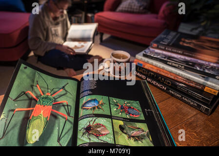 Ouvert non-fiction livre relié sur la photographie d'espèces sauvages montrant les animaux dans la salle de séjour à la maison Banque D'Images