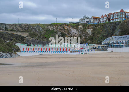 Cabines colorées au Tolcarne sur un jour nuageux à Newquay en Cornouailles, Royaume-Uni Banque D'Images