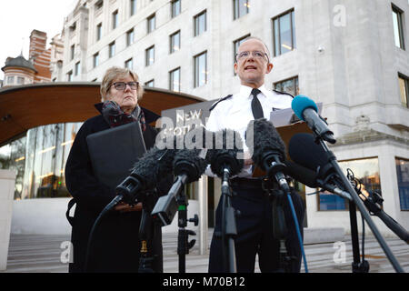 Chef de la lutte contre le terrorisme Sous-commissaire de police Mark Rowley et médecin hygiéniste en chef de l'Angleterre Dame Sally Davies à l'extérieur de New Scotland Yard, le centre de Londres, permettant une mise à jour sur l'incident en cours d'après l'ancien agent double russe Sergueï Skripal et sa fille, Julia, n'a été trouvé dans un état critique par l'exposition à une substance inconnue dans la région de Salisbury. Banque D'Images