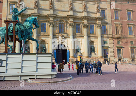 Statue de Gustav III par Johan Tobias Sergel avec Palais Royal (Kungliga Slottet) Gamla Stan, Stockholm, Suède, Scandinavie Banque D'Images