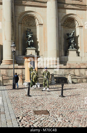 Gardiens de service à l'extérieur du Palais Royal (Kungliga Slottet) Gamla Stan, Stockholm, Suède, Scandinavie Banque D'Images