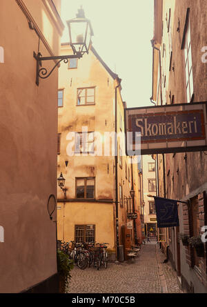 Le cordonnier boutique sign dans la petite ruelle menant à Sven Vintappares Torg, Gamla Stan, Stockholm, Suède, Scandinavie. Banque D'Images