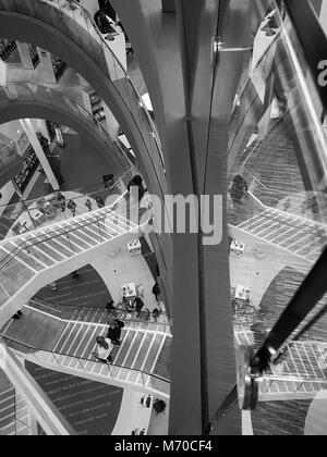 Liverpool, Royaume-Uni - 11 Février 2018 : l'intérieur de la bibliothèque centrale de Liverpool en noir et blanc Banque D'Images