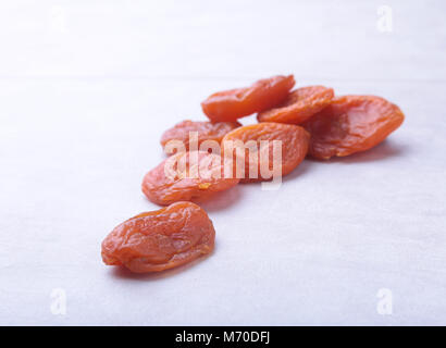 Abricots séchés fond blanc isolé. focus sélectif. Banque D'Images