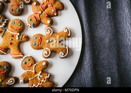 Gingerbread men sur fond sombre Banque D'Images