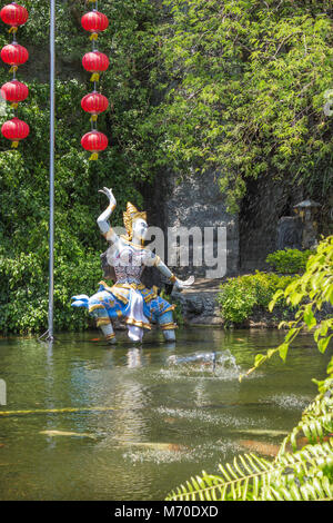 PHUKET, Thaïlande - CIRCA MAR 2015 : personnages mythologiques ornent l'étang artificiel. En Thaïlande beaucoup de chambres lumineuses et joliment fait heroes fairy tales Banque D'Images