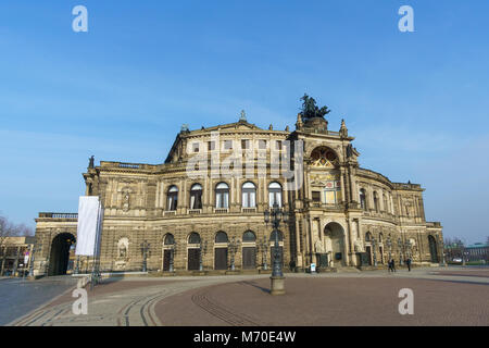 Opera House Dresden sur une journée ensoleillée avec ciel bleu Banque D'Images