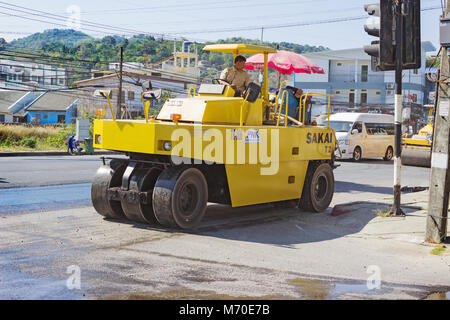 PHUKET, Thaïlande - MAR 03, 2015 : Les travailleurs de l'asphalte d'exploitation de la machine à paver et de machinerie lourde pendant les réparations road Banque D'Images