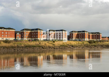 Logement récent développement sur les rives de la rivière Usk, Newport, South East Wales Banque D'Images