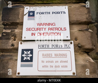 Close up of Forth Ports panneau d'entrée avertissement au sujet des patrouilles de sécurité et la rage, Dock Leith, Édimbourg, Écosse, Royaume-Uni Banque D'Images