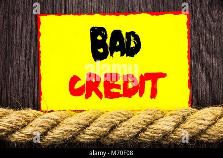 Texte manuscrit panneau indiquant un mauvais crédit. Photo conceptuelle la mauvaise cote de crédit de la Banque pour financer Sticky note écrite à côté de la corde le bac en bois Banque D'Images