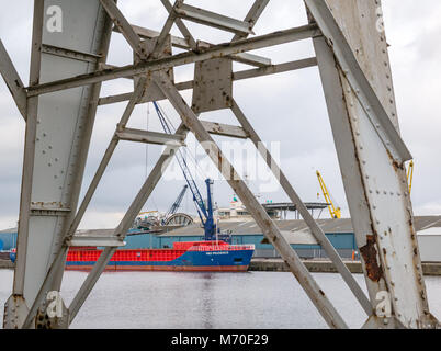 À la recherche de vieux Stothert et Pitt grues désaffectées pour approvisionner les navires amarrés dans le port, quai de Leith, Édimbourg, Écosse, Royaume-Uni Banque D'Images