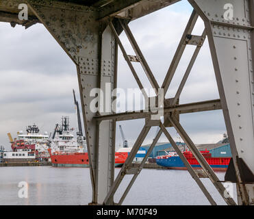 À la recherche de vieux Stothert et Pitt grues désaffectées pour approvisionner les navires amarrés dans le port, quai de Leith, Édimbourg, Écosse, Royaume-Uni Banque D'Images