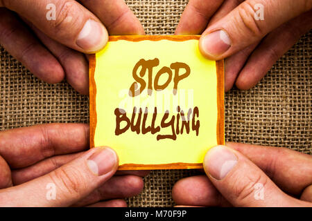La main conceptuel montrant arrêter l'intimidation. Photo d'affaires mettant en valeur la sensibilisation sur la Violence Abus Problème Problème Bully written Sticky Note Pape Banque D'Images