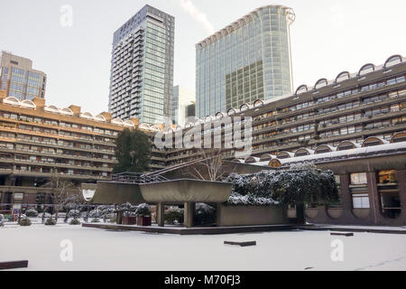 LONDON, UK -28th May 2018 : Fortes chutes de neige à travers le lac de Barbican causée par une tempête de neige Emma. Banque D'Images