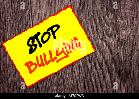Par contre l'écriture de texte conceptuel montrant arrêter l'intimidation. Problème de conscience sens Concept sur la Violence Abus Bully écrit Problème Post-it jaune Pa Banque D'Images