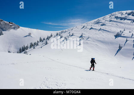 Randonnées d'hiver dans les montagnes au cours de journée ensoleillée Banque D'Images